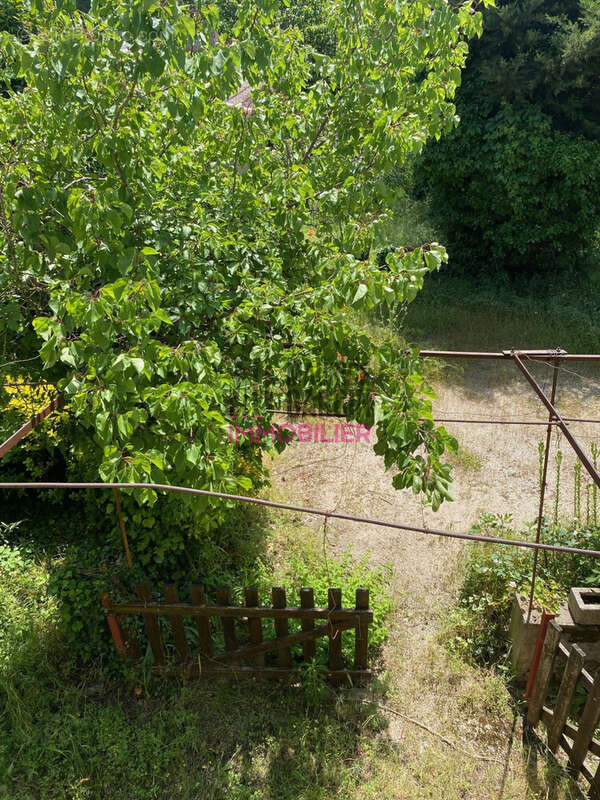 Maison à ENTRAIGUES-SUR-LA-SORGUE