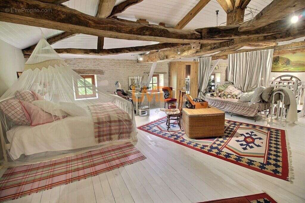 Maison de charme avec piscine et dépendances – 218 m² – (17400) - photo 11