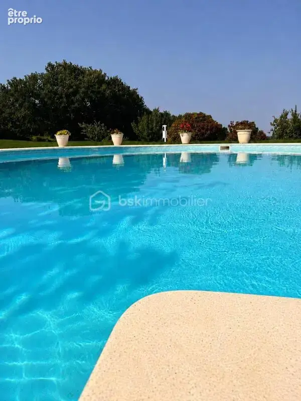 Découvrez la sérénité dans une spacieuse propriété avec piscine, à proximité des commodités ! - photo 6
