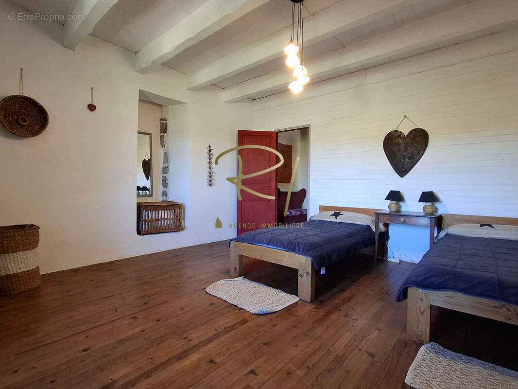 A Vendre - Maison de caractère en pierre proche des Vans - photo 15