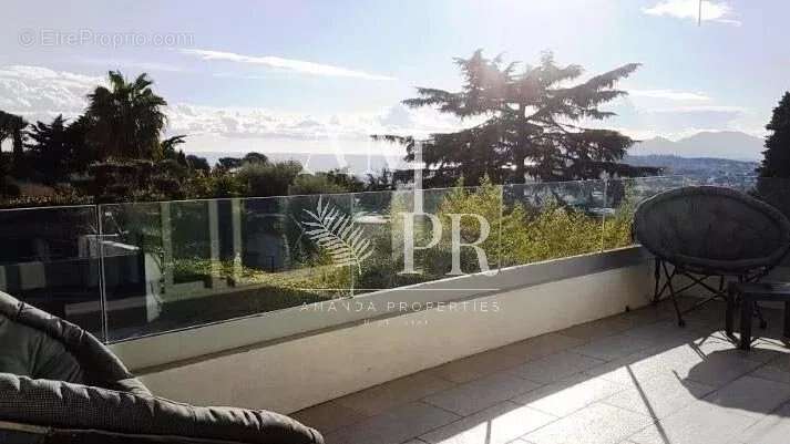 Sur les hauteurs de Cannes cette villa vue mer de 265m2 - photo 18