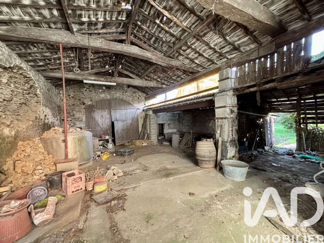 Photo 4 - Parking à CERSAY