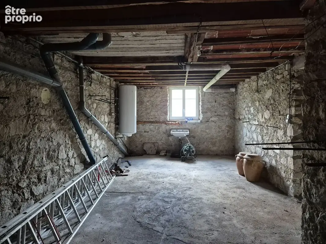 CORRÈZE. Ville de CORRÈZE. Maison en pierre comprenant 3 chambres, un appartement au rez-de-chaussée, un garage, un sous-sol et  - photo 18