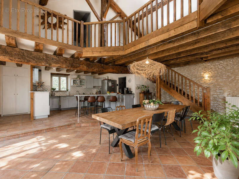 Ancienne grange  en pierre d'exception avec vue panoramique, piscine et prestations haut de gamme - photo 6