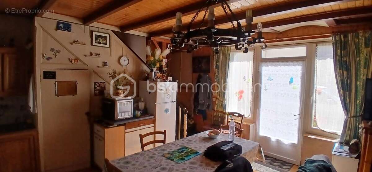 Maison à BORS(CANTON DE MONTMOREAU-SAINT-CYBARD)