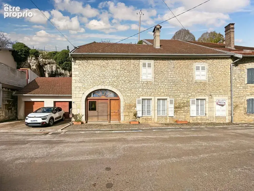 Port-Lesney - Maison en pierre de caractère - 215 m² habitables - 8 pièces - 3 chambres- Terrain 944 m² - photo 5