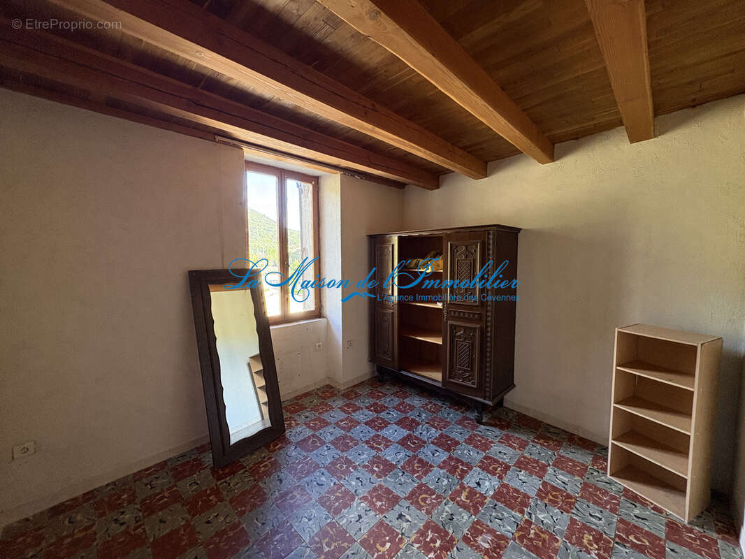 A proximité des Mages mas en pierre mitoyen d'un côté sur 1085m2 de terrain avec un puit et garage. - photo 5