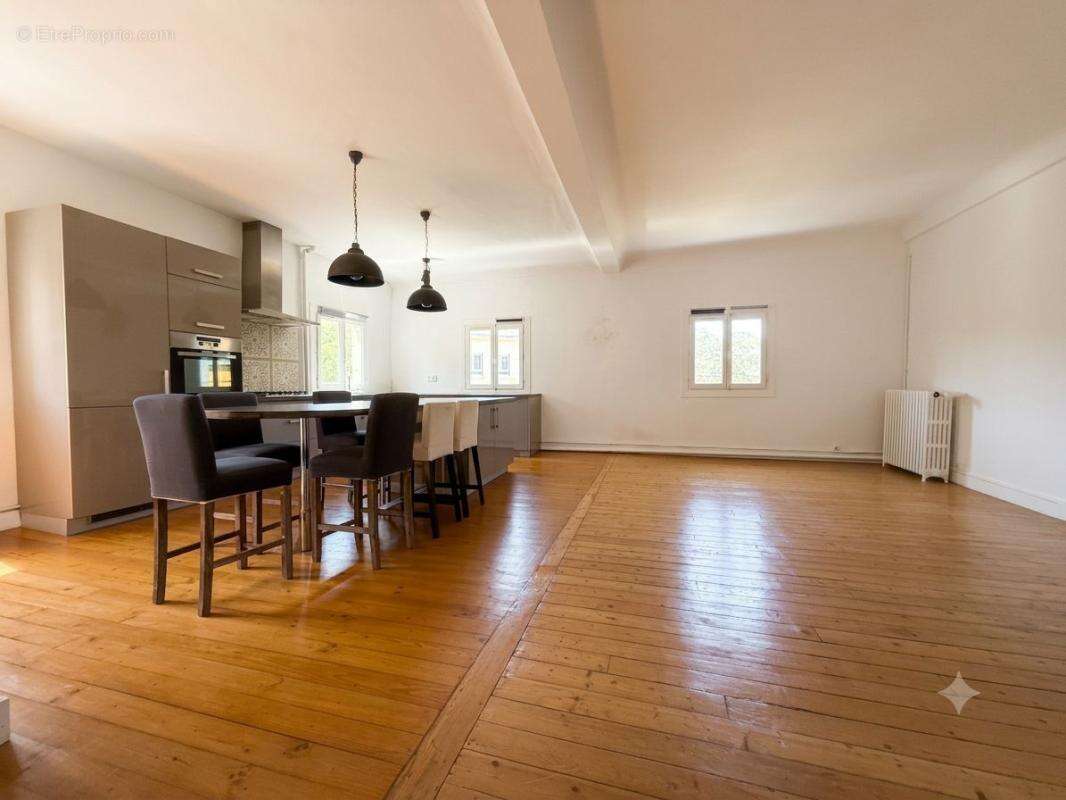 Exclusivité ORPI COMPIÈGNE : L'élégance d'une adresse de prestige sous les toits, avec vue dégagée - photo 5