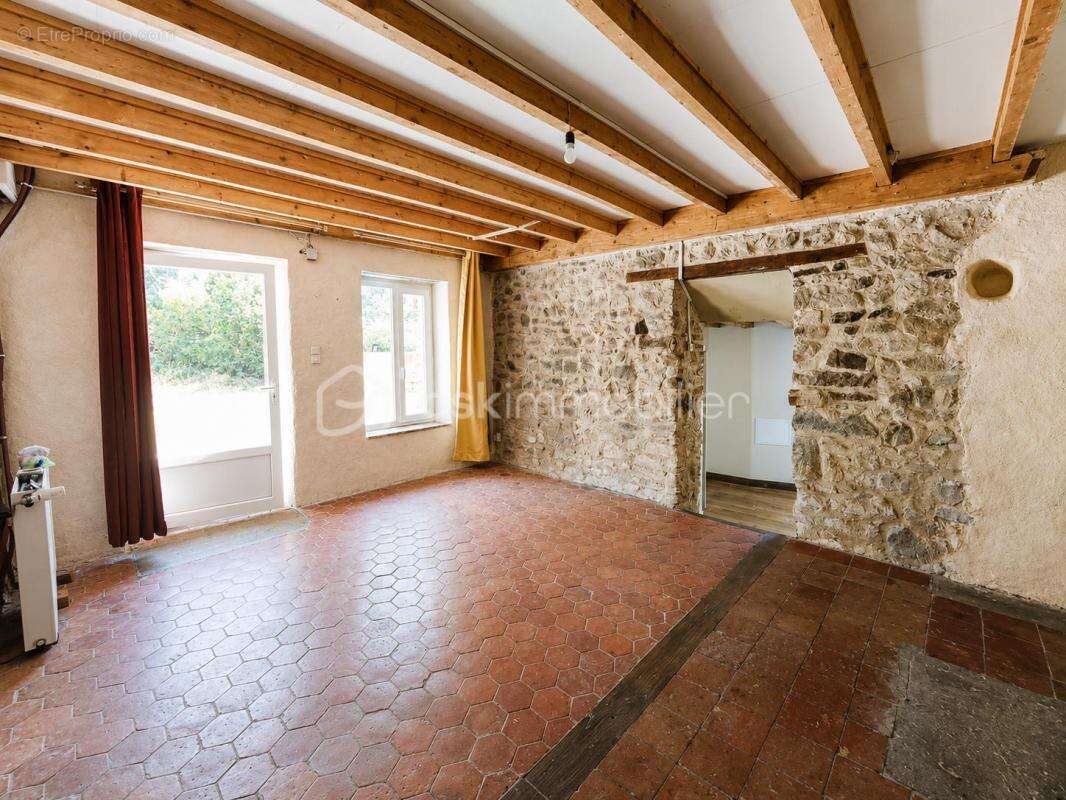 Maison en pierre rénovée avec grange – Un havre de paix au cœur de la campagne - photo 9