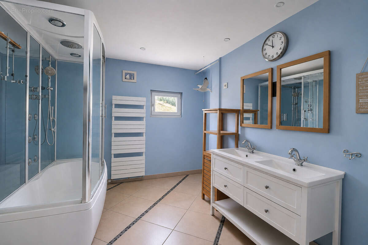 Maison en pierre avec piscine et dépendances - photo 6