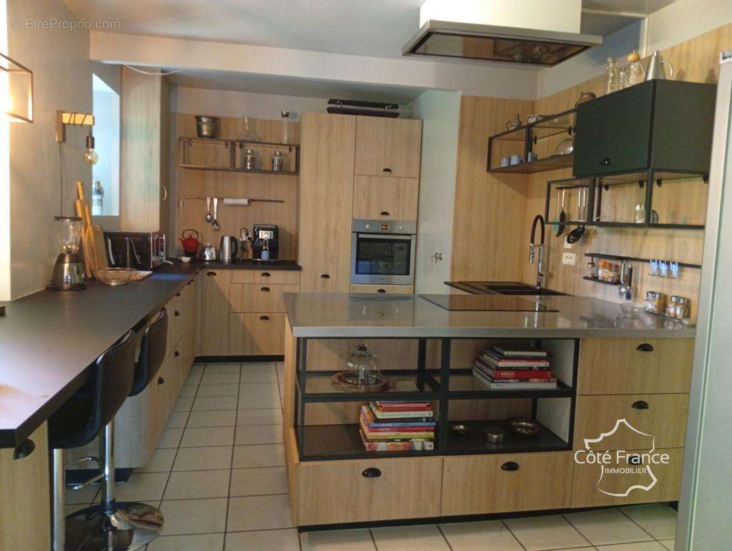 Maison à LA ROCHE-CANILLAC