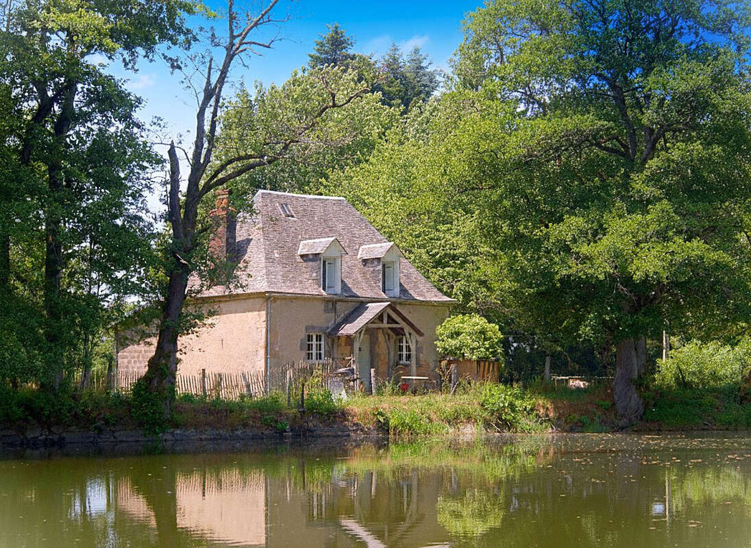 Maison 165 m² à Saint-Sauves-D'auvergne  - photo 3