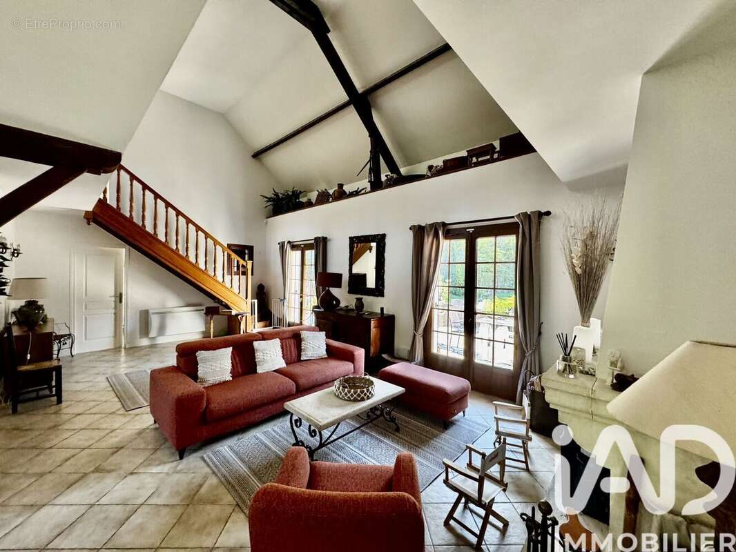 Maison 148 m² à Crecy-La-Chapelle  - photo 2