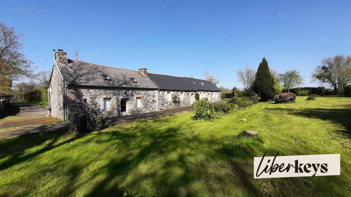 Maison à LA ROCHE-DERRIEN