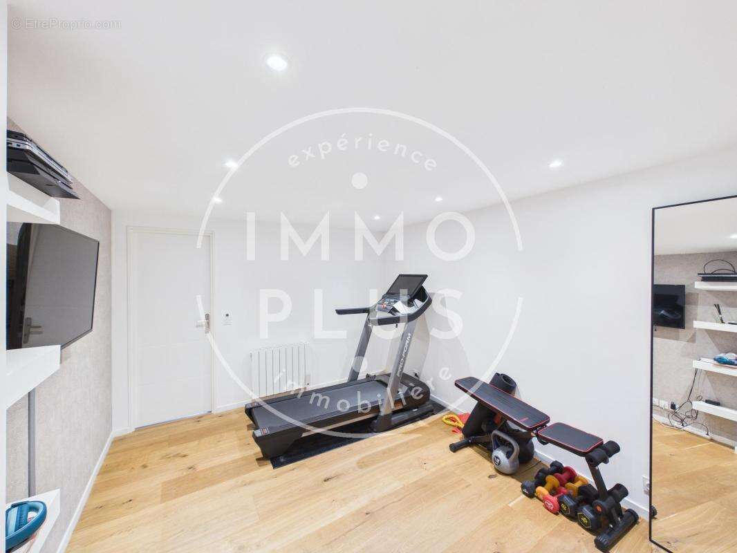 Vente - Maison - 7 pièces + cuisine - 210 m² - 850 000 € - - photo 12