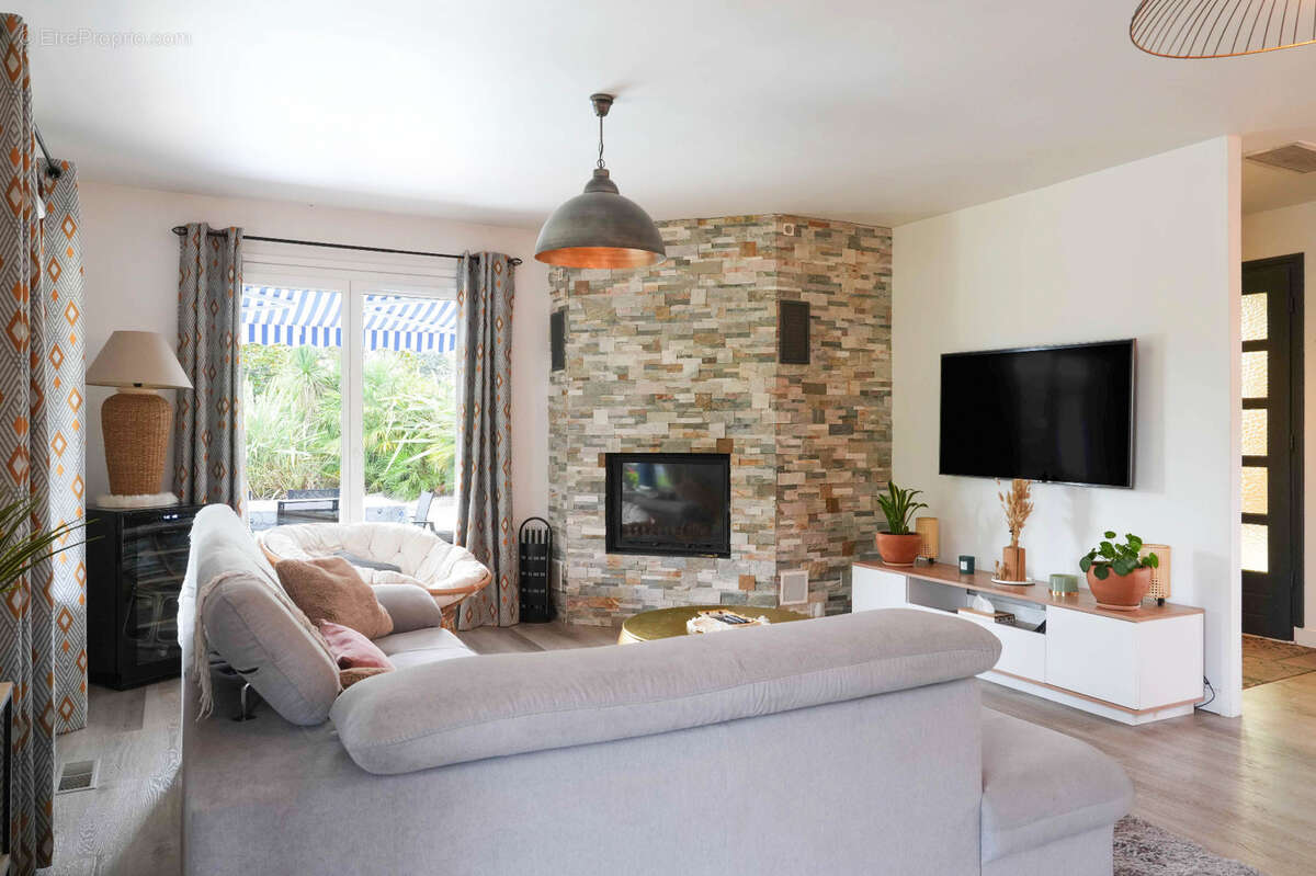 Derrière son portail se cache une belle surprise… Une villa de plain-pied entièrement rénovée, tournée vers un jardin paysager e - photo 6