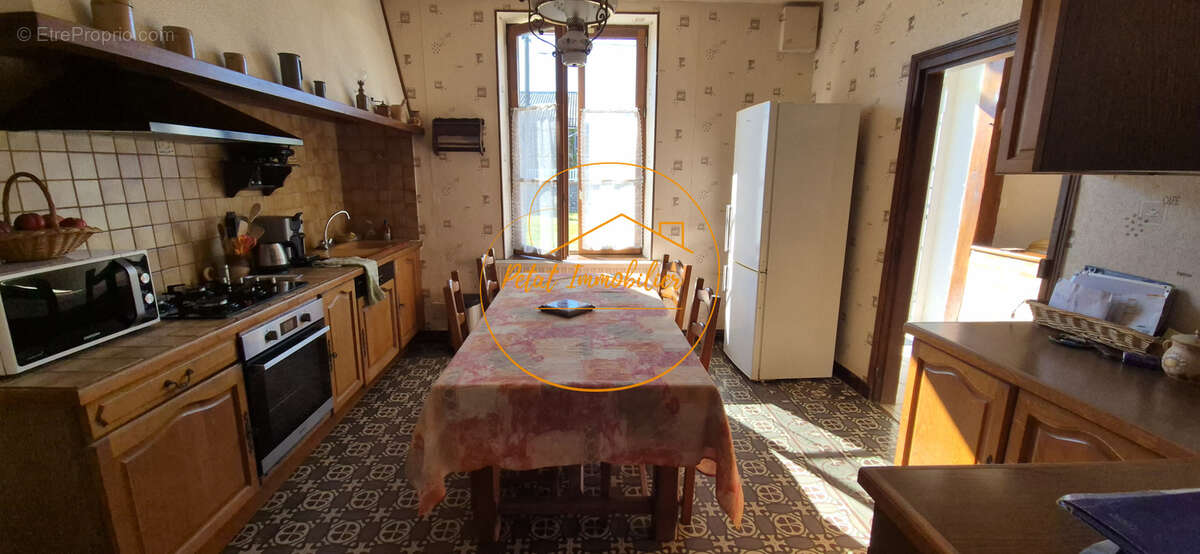 Maison familiale de 118 m2 avec dépendances, garages et beau potentiel - photo 3