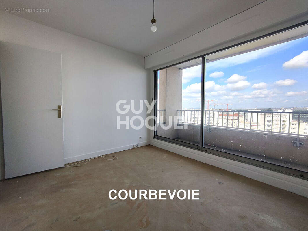 Appartement à COURBEVOIE