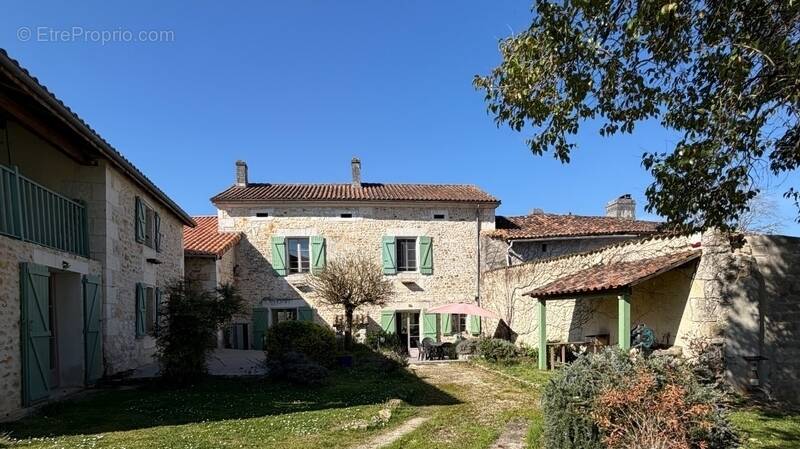 Maison à CHARRAS