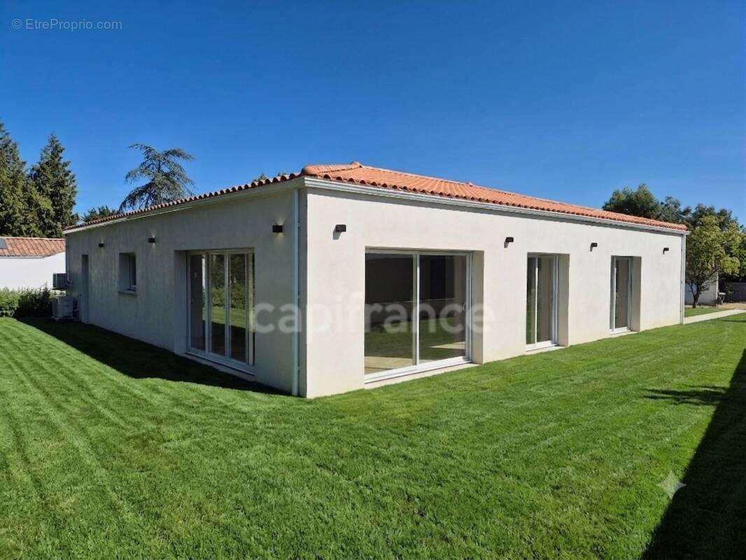 Maison à CHAILLEVETTE