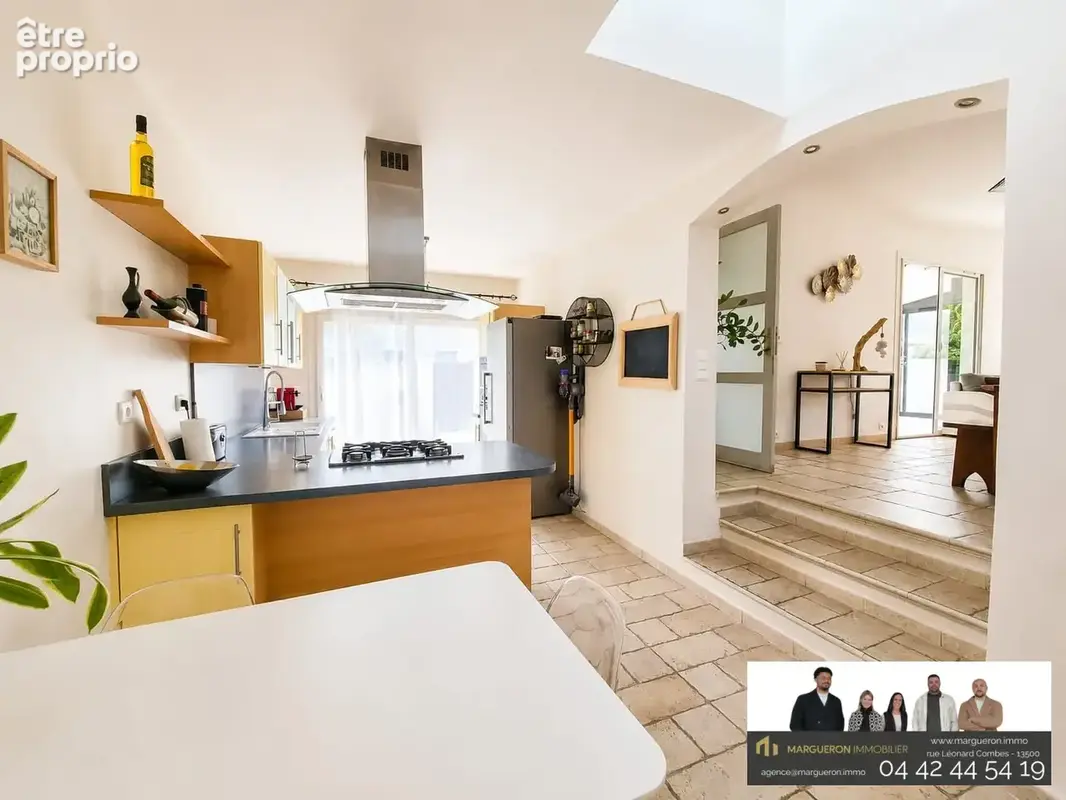Maison 110 m² à Saint-Mitre-Les-Remparts  - photo 8