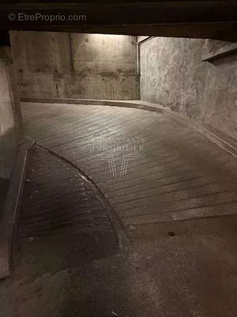 Parking à PARIS-16E