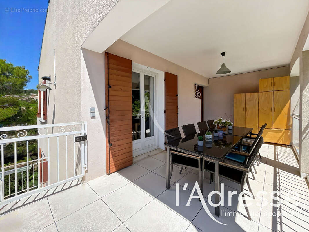 Appartement à CEYRESTE