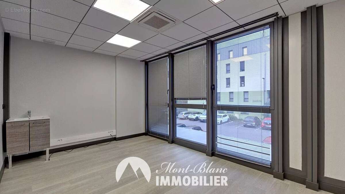 Espace commercial moderne à Sallanches - photo 10