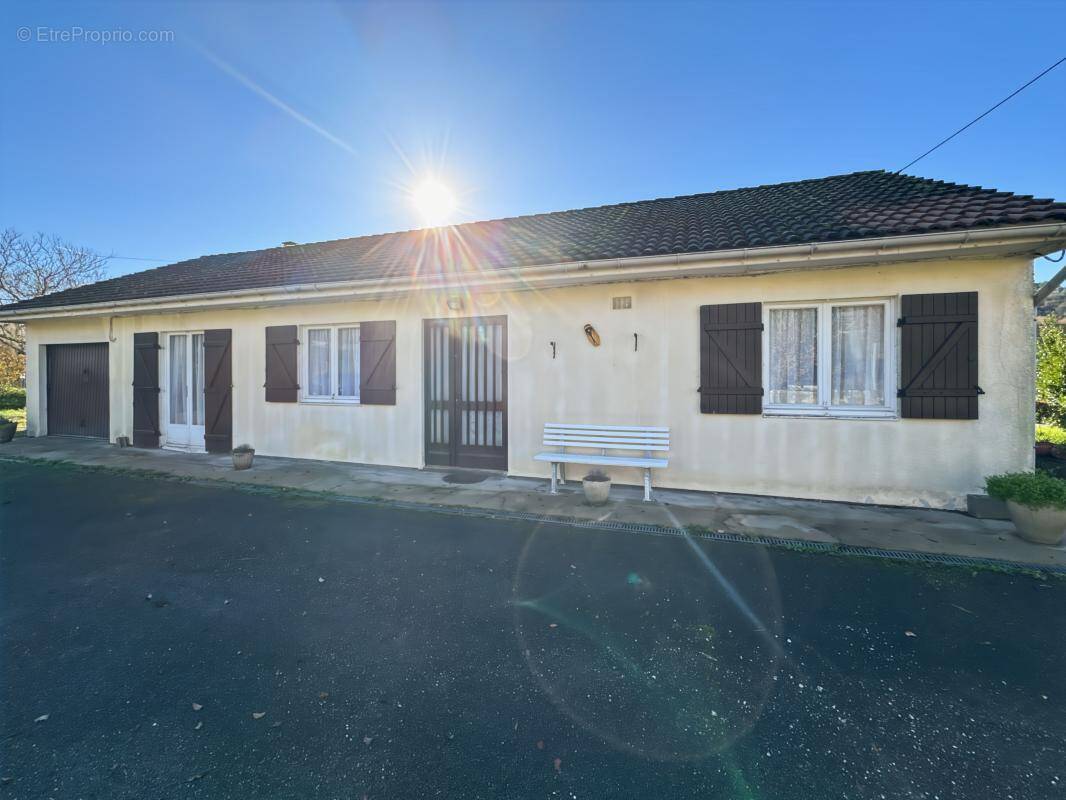 Maison à LEGUILLAC-DE-L'AUCHE