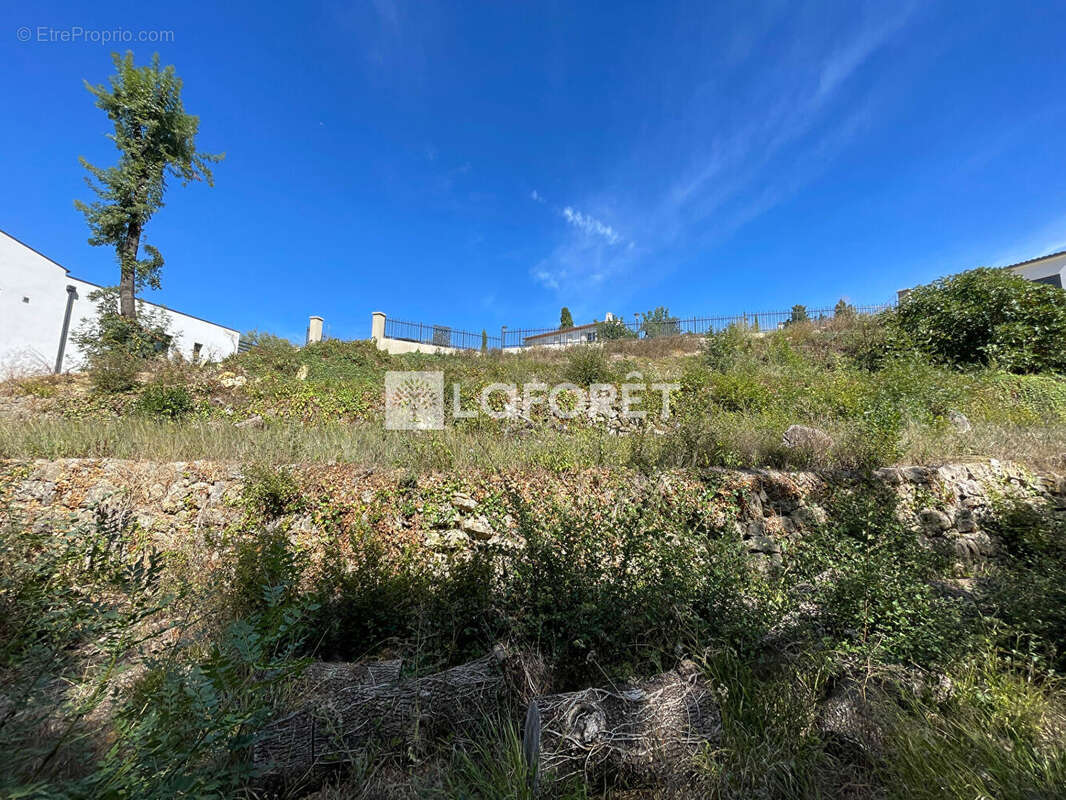 Terrain à OPIO