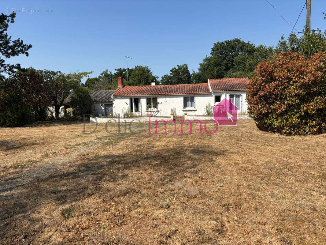 COMMEQUIERS - Maison 3 chambres à rénover avec grand terrain   Fort potentiel ! - photo 11