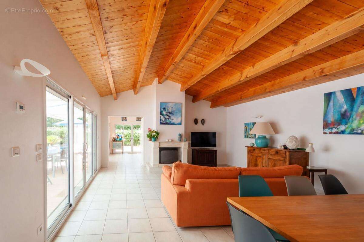 Nieul sur Mer - Maison plain-pied 153 m² - 5 chambres - garage - piscine - photo 4
