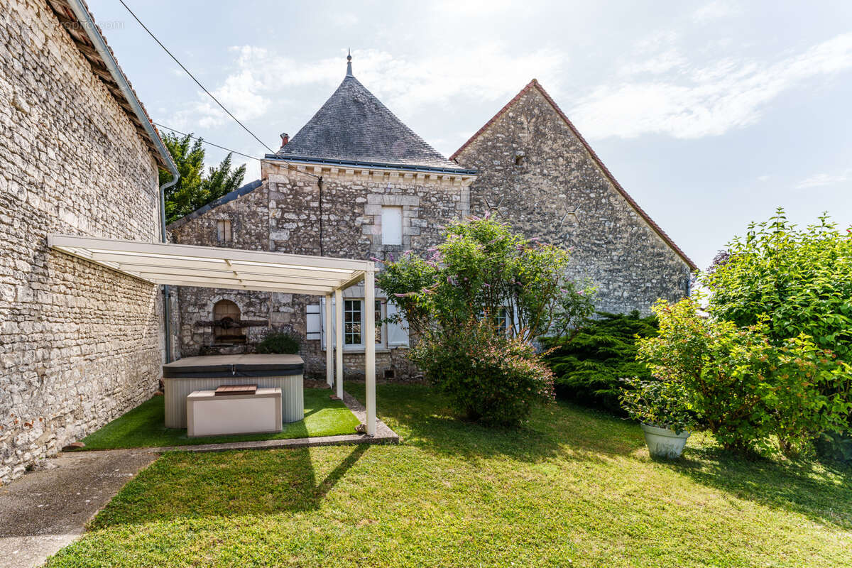 Ancien corps de ferme fortifié du XVIᵉ siècle   Une propriété de caractère aux multiples possibilités - photo 9