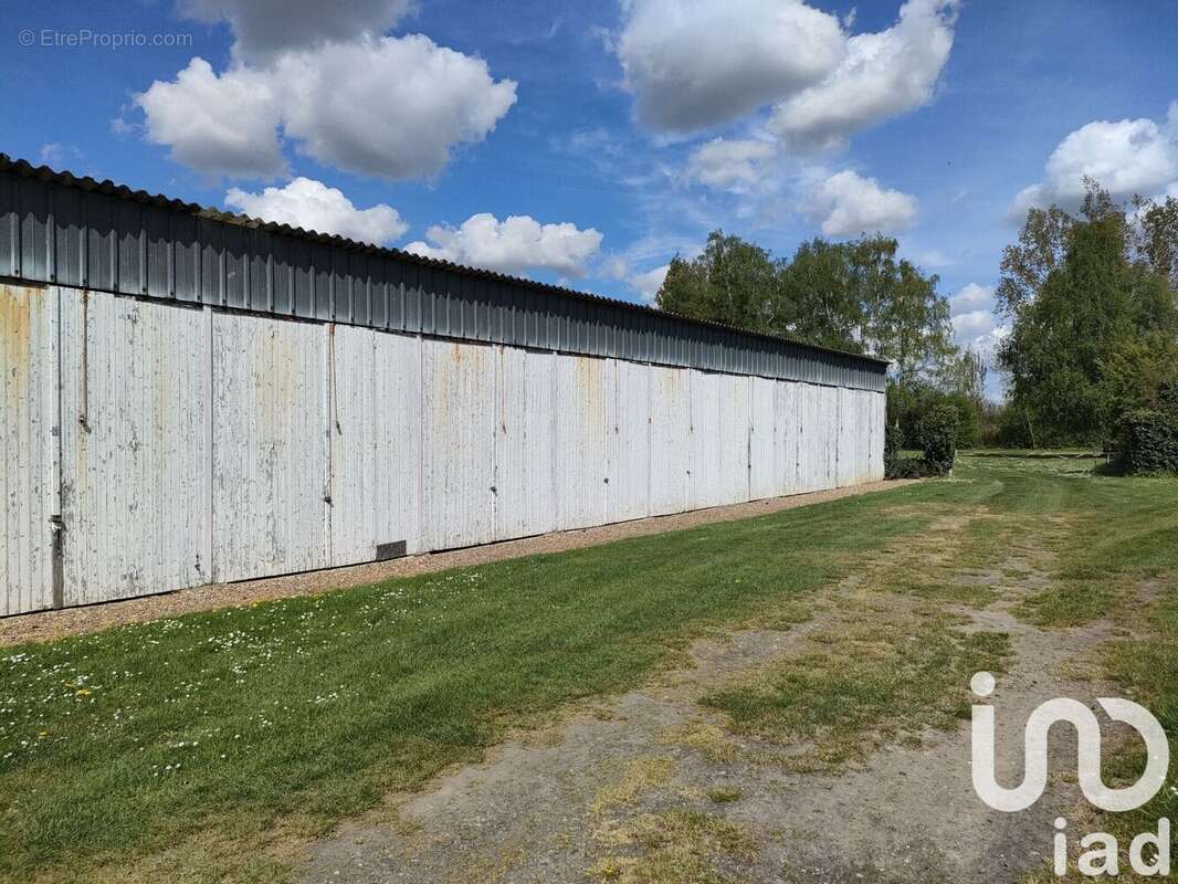 Photo 4 - Parking à LAVERSINES