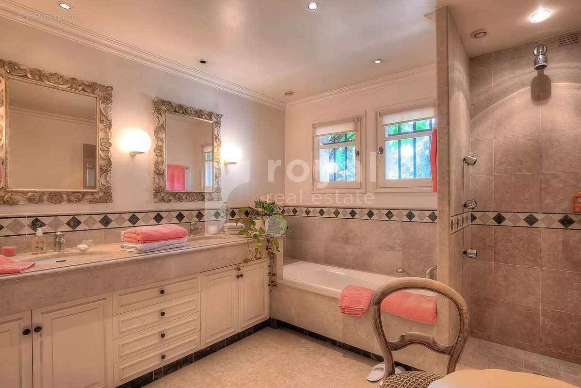 Maison à CHATEAUNEUF-GRASSE