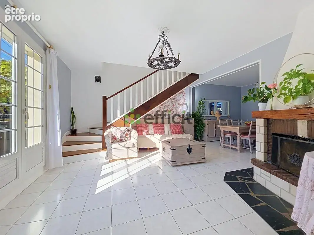 Maison 7 pièces 163 m² à vendre à Pontault-Combault (77340) - photo 2