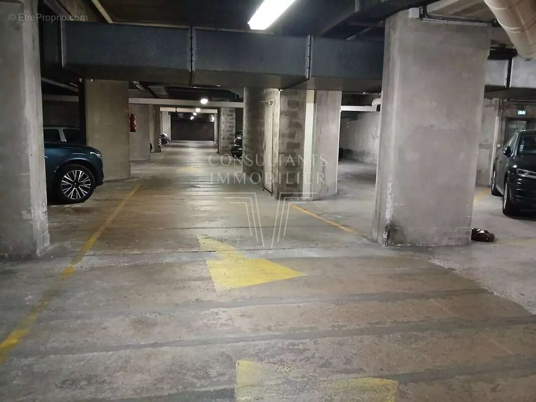 Parking à PARIS-16E