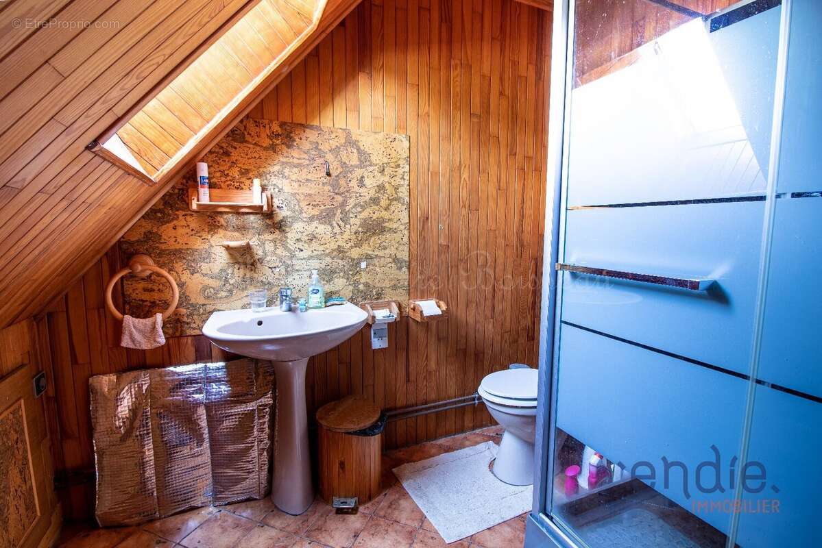 Bèze - Une maison familiale de 141,43 m² avec vue, terrain et âme de village - photo 12