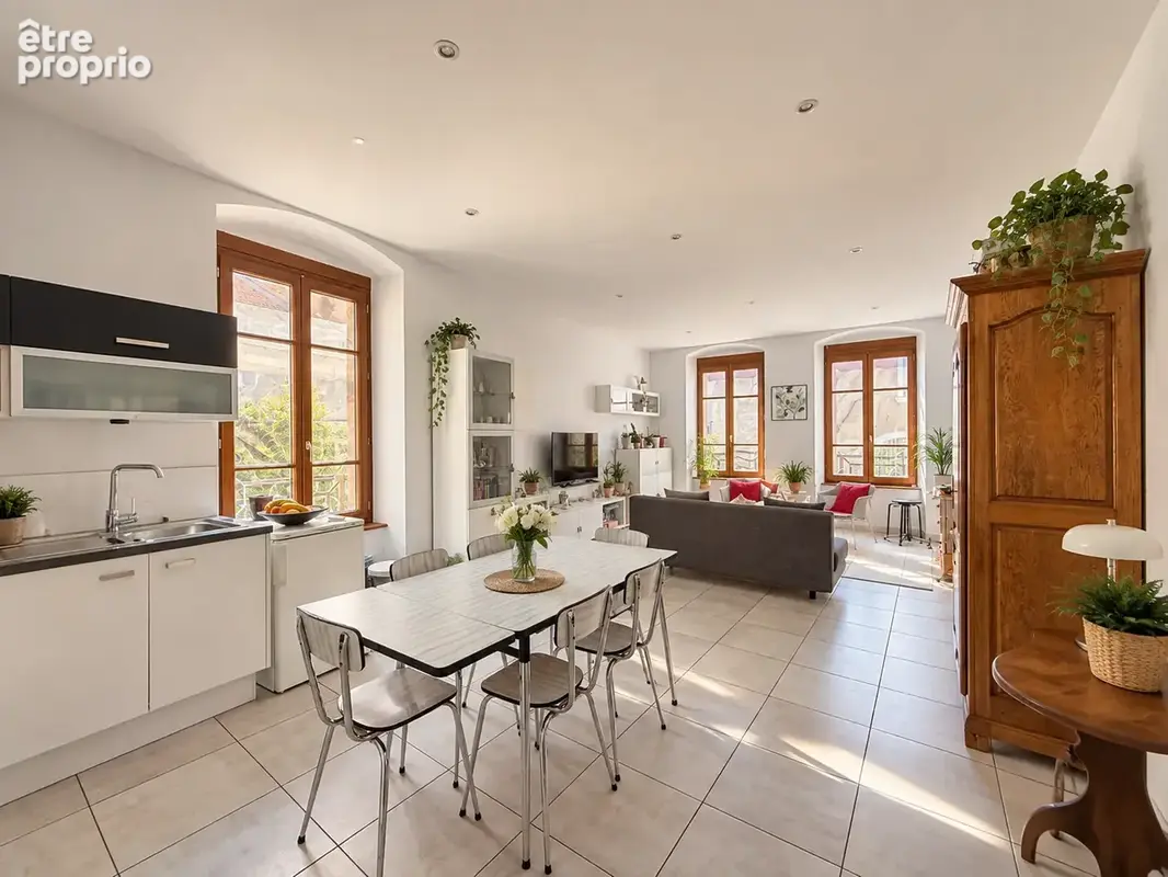 Appartement Centre-village de MACLAS - 87 m2 habitables - 2 chambres - Terrasse - Cave et stationnement privat - photo 2