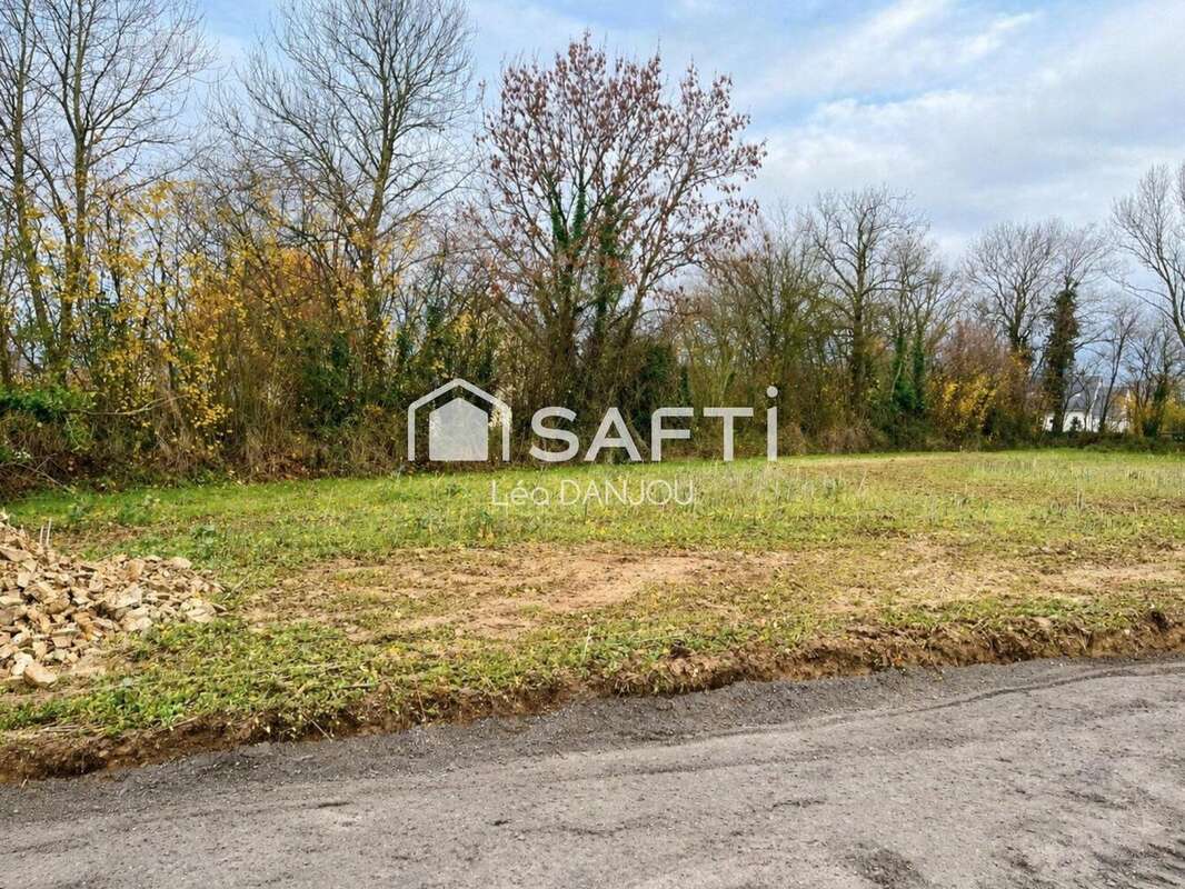 Terrain 3687 m² à Courvaudon  - photo 3