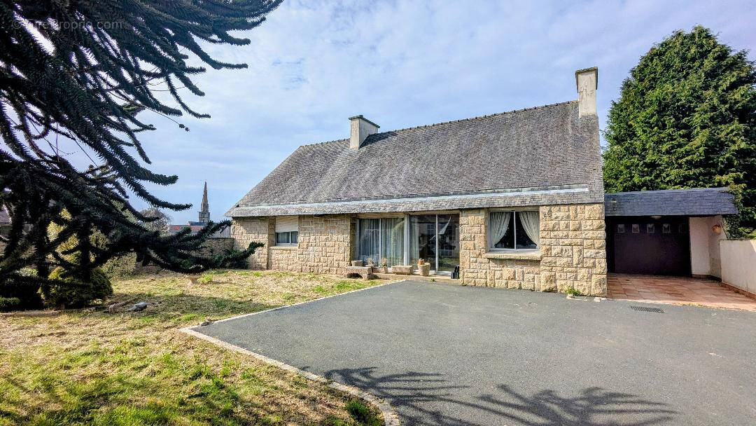 Maison à PLOUNEOUR-MENEZ