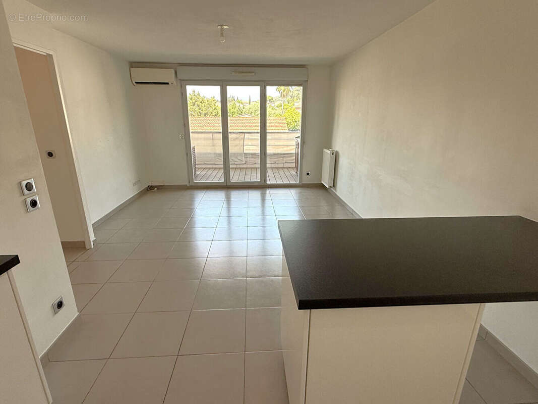 Appartement à LA ROQUETTE-SUR-SIAGNE