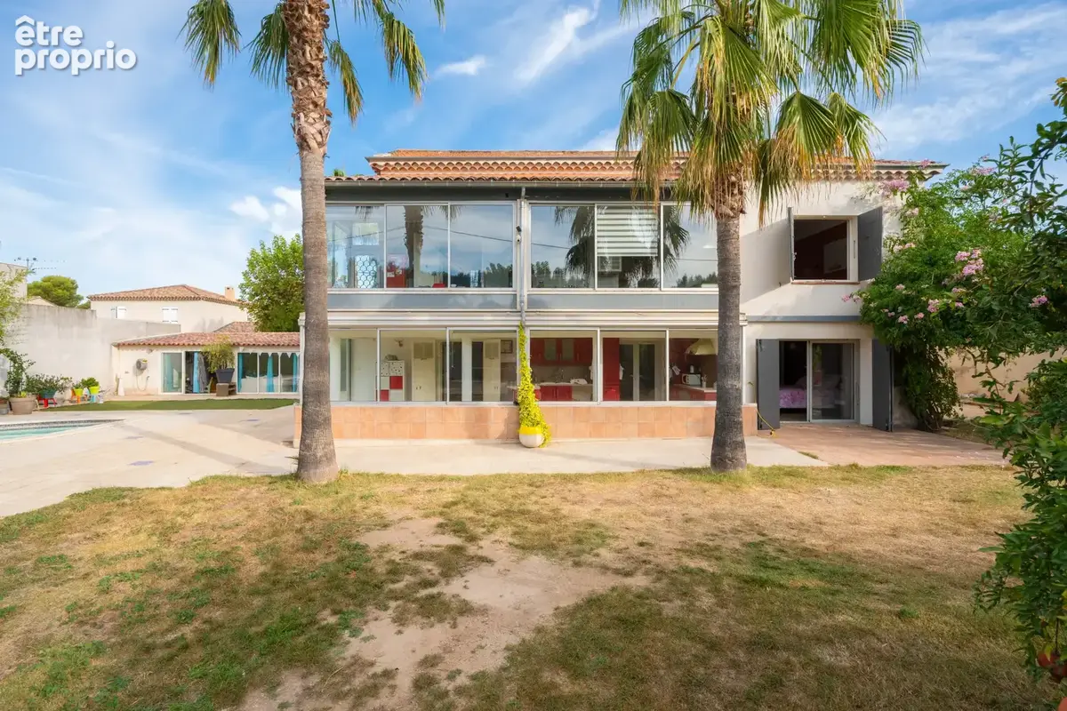 Une propriété pleine de charme comprenant deux appartements indépendants avec deux entrées séparées sur un ter - photo 24