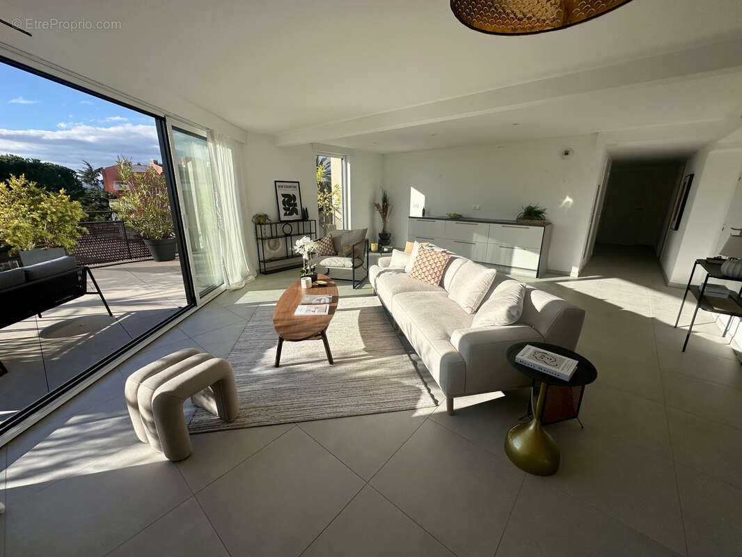 Appartement à SAINT-LAURENT-DU-VAR