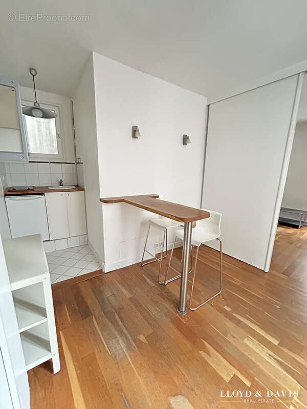 Cuisine avec plaque de cuisson et réfrigérateur. - Appartement à PARIS-16E