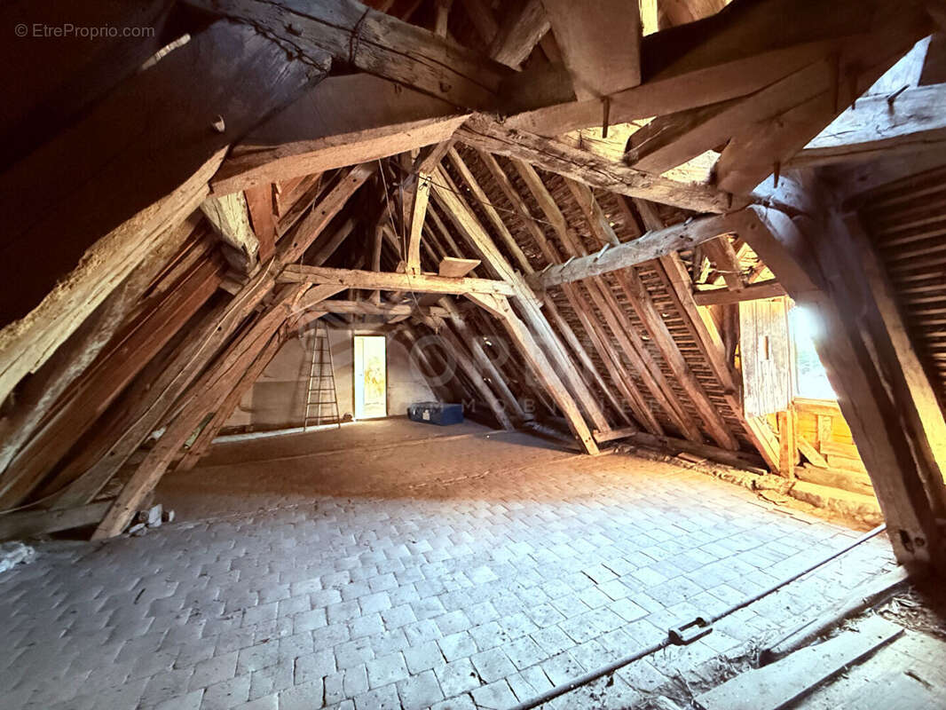 Saint-Satur (18300), Maison ancienne de 1729 avec dépendances - Terrain de 275 m². - photo 3