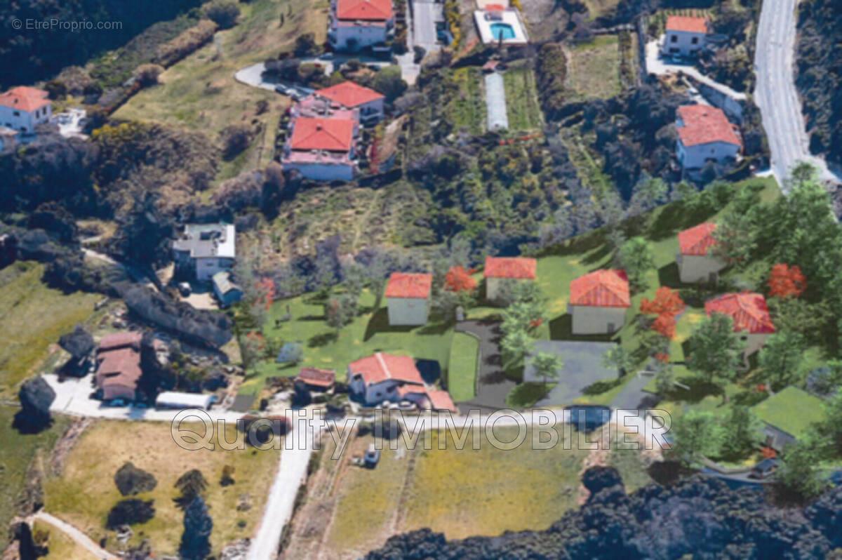 Terrain à SAINT-LAURENT-DU-VAR