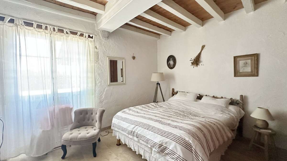 Superbe maison de caractere du 18ème de type t7 de 275 m2 + exceptionnelle dependance de 117 m2 comprenant veranda, open space,  - photo 10