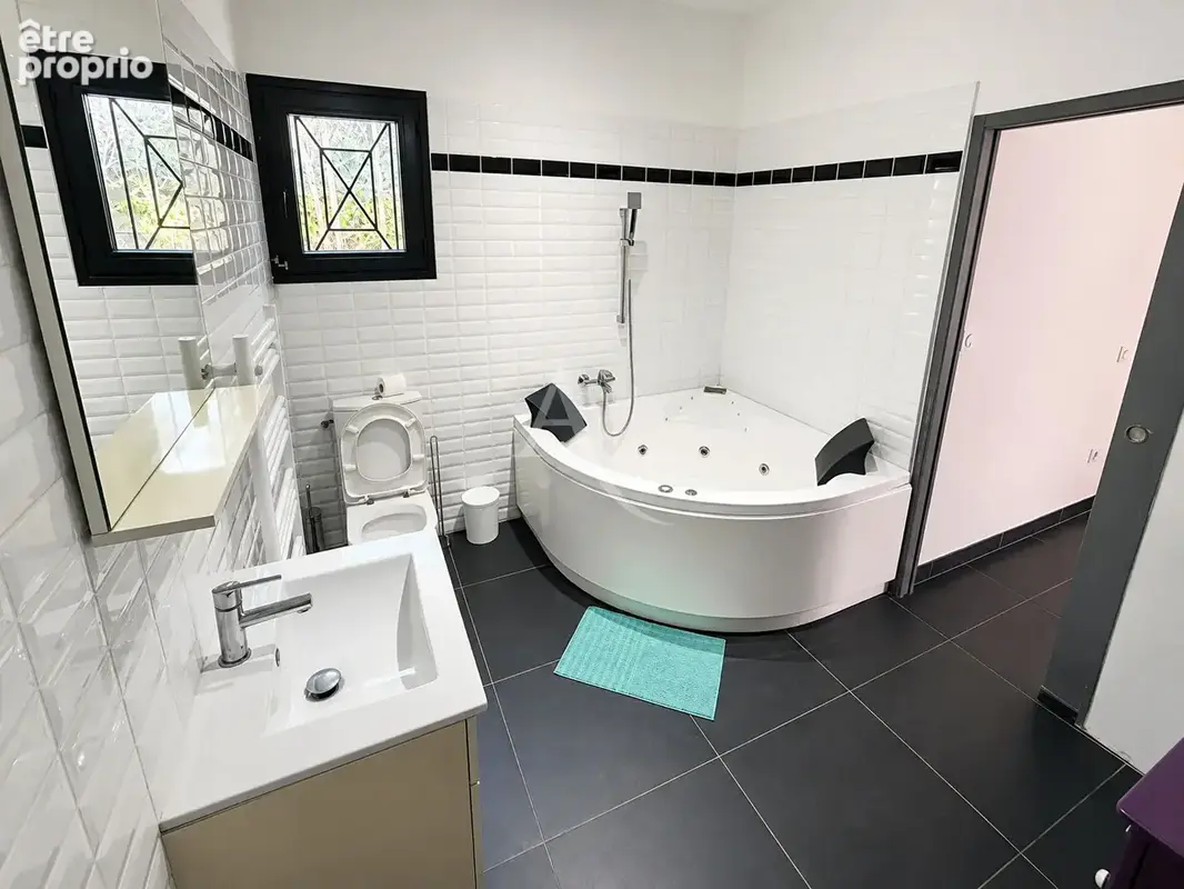 Villa de plain-pied à Aubord, 5 pièces avec jardin et piscine - photo 9