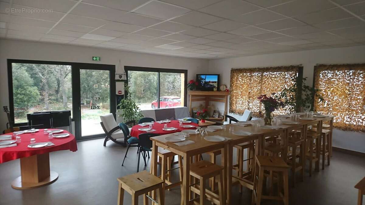 Commerce à PERNES-LES-FONTAINES